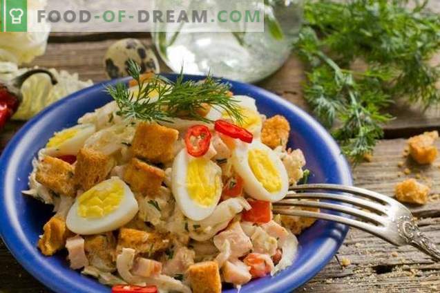 Salada com presunto, couve chinesa e ovos de codorna