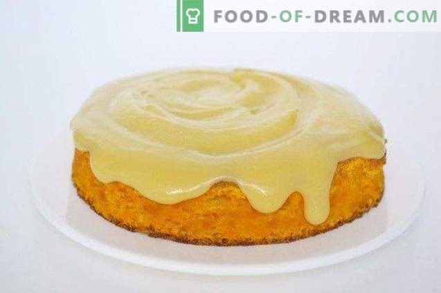 Bolo de esponja de cenoura com creme de laranja