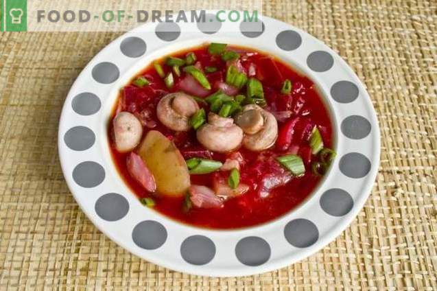 Sopa de beterraba vermelha feita de beterraba com frango e champignon