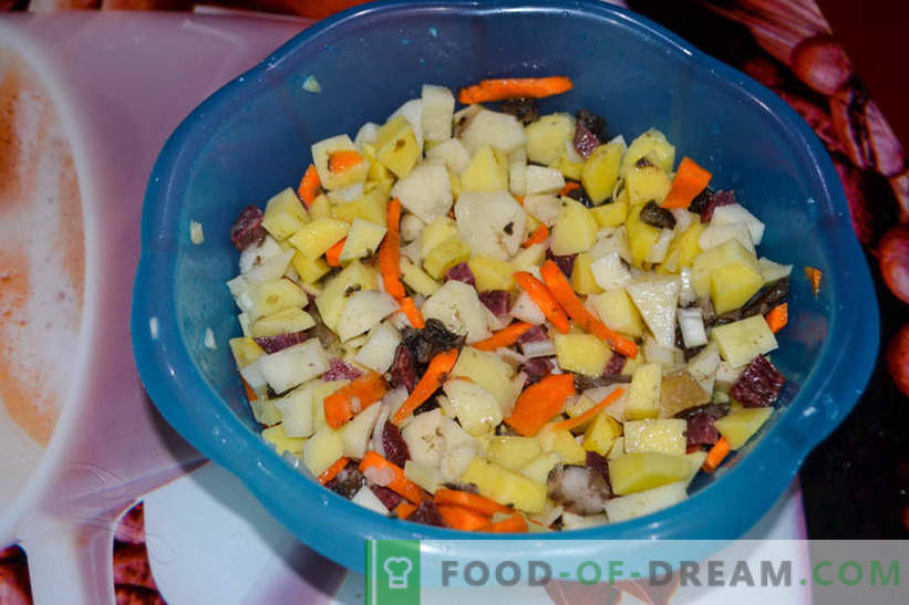 Assado em panelas - batatas com cogumelos e linguiça defumada, deliciosa receita para convidados
