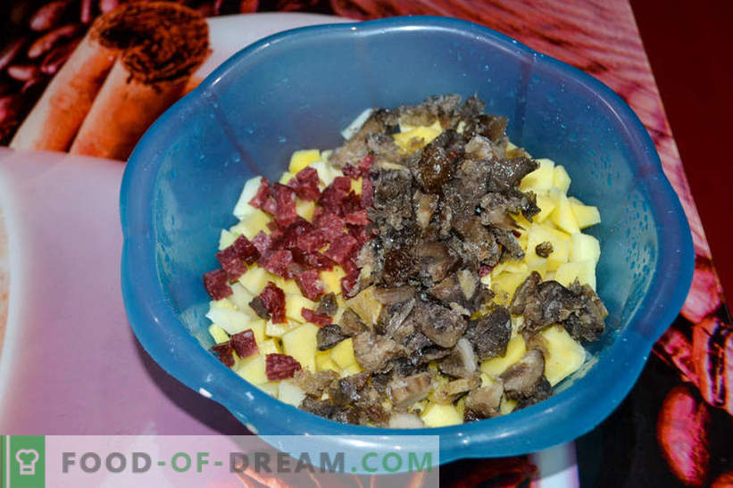 Assado em panelas - batatas com cogumelos e linguiça defumada, deliciosa receita para convidados