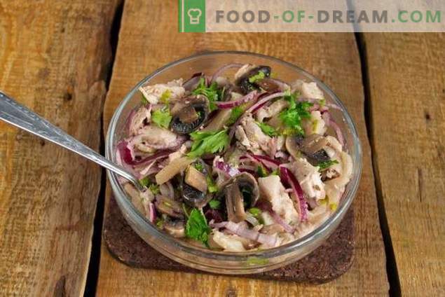 Salada de carne de porco nutritiva com cogumelos em estilo rústico