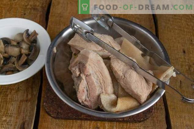 Salada de carne de porco nutritiva com cogumelos em estilo rústico