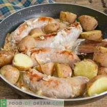 Gefrituurde worst in een pan met aardse aardappelen