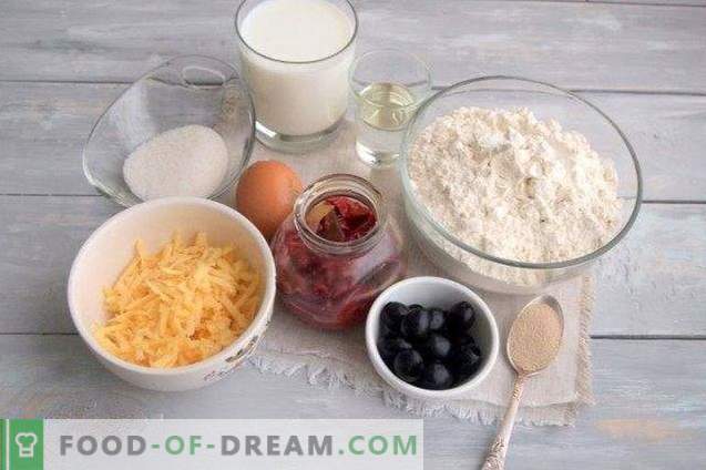 Rolo de torta com azeitonas, pimentos secos e queijo