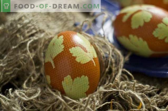 Ovos pintados para a Páscoa, decorados com folhas de salsa