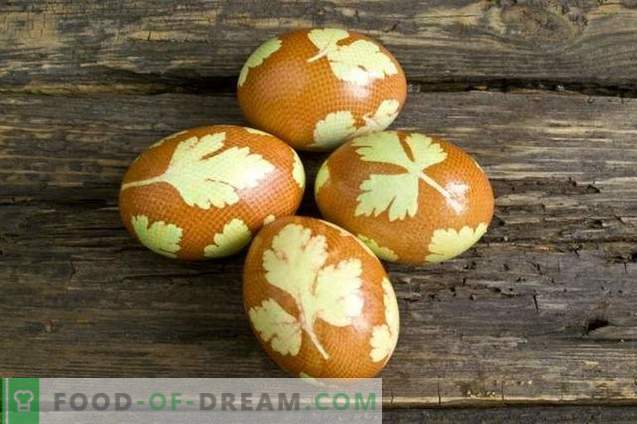 Ovos pintados para a Páscoa, decorados com folhas de salsa