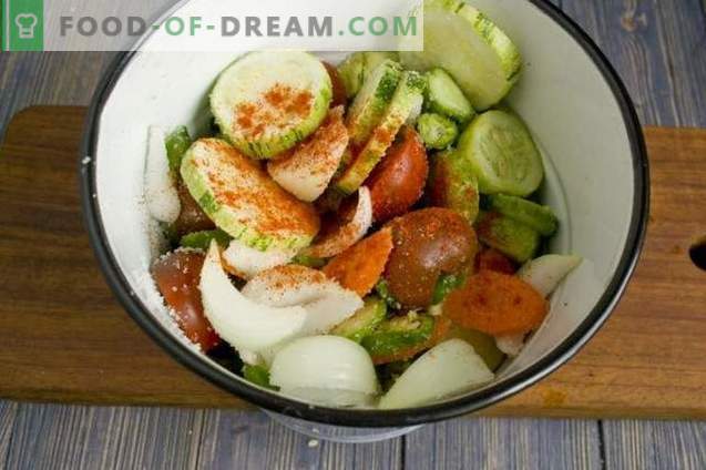 Salada coreana com pepinos e tomates para o inverno