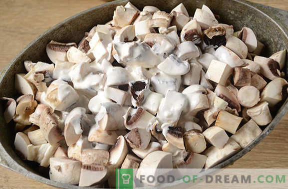 Potatis med svamp i ugnen med gräddfil - en aromatisk och näringsrik maträtt. Författarens steg för steg fotrecept av bakade potatis med svamp