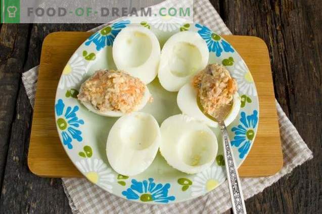 Gefüllte Eier mit Hering und geschmolzenem Käse