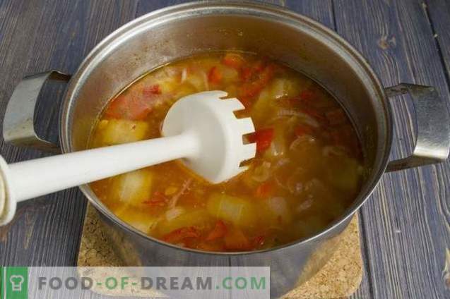 Sopa de creme de tomate com salsichas