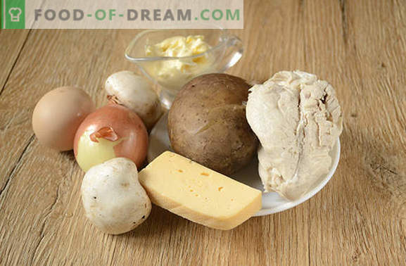 Salada com cogumelos e frango: um aperitivo e um prato principal completo. Receita de fotos passo a passo para uma salada saudável de filé de frango, cogumelos e queijo