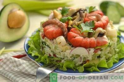 Salada de frutos do mar com abacate, pepino e ovos