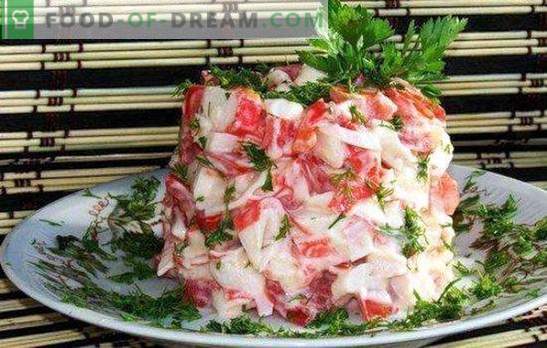 Salada de varas de caranguejo com queijo e alho é o melhor aperitivo. As melhores receitas para saladas de varas de caranguejo com queijo e alho