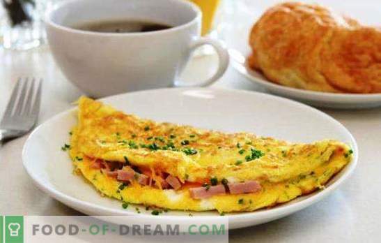 Ovos mexidos com linguiça em uma panela - um café da manhã simples. Receitas para uma omelete em uma frigideira com salsicha e queijo, tomate, bacon, legumes