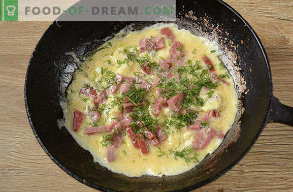 Omelete com queijo e salsicha: não pode ser mais fácil! Receita da foto do autor passo a passo para uma omelete com queijo e salsicha - qual é o segredo da pompa de uma omelete?