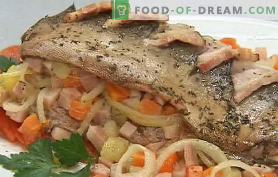 Uma variedade de receitas de salmão rosa com cenoura e cebola: cozido, assado. Salmão rosa com cenouras e cebolas no forno e panela