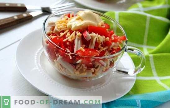 Salada de caranguejo com tomates e queijo é lindo! Salada de caranguejo com queijo e tomate