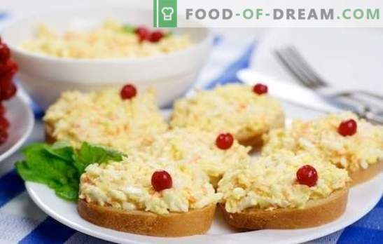 O lanche popular mais popular é o ovo com queijo e alho. Receitas para uma variedade de pratos de ovo e queijo e alho