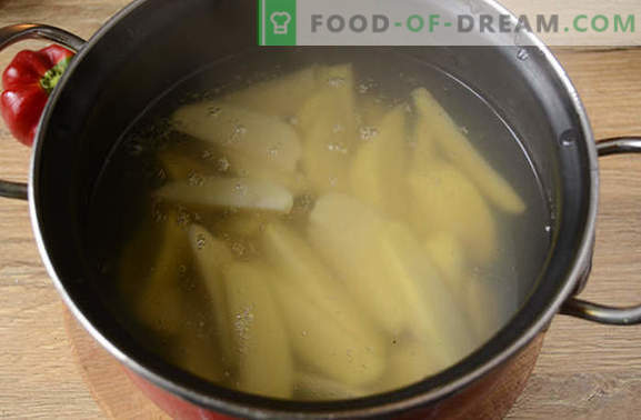 Frango assado com batatas: uma receita de foto passo-a-passo. Nós assamos um frango com batatas, pimenta e cogumelos - um mínimo de esforço, um resultado delicioso!