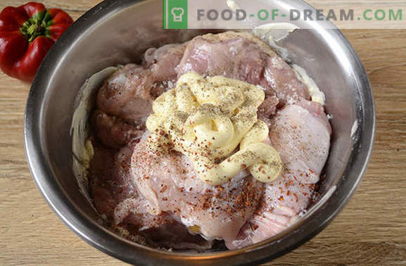 Frango assado com batatas: uma receita de foto passo-a-passo. Nós assamos um frango com batatas, pimenta e cogumelos - um mínimo de esforço, um resultado delicioso!