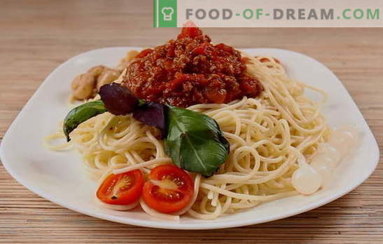 Um jantar simples com sabor italiano - esparguete à bolonhesa. Vegetariano, clássico e picante esparguete à bolonhesa