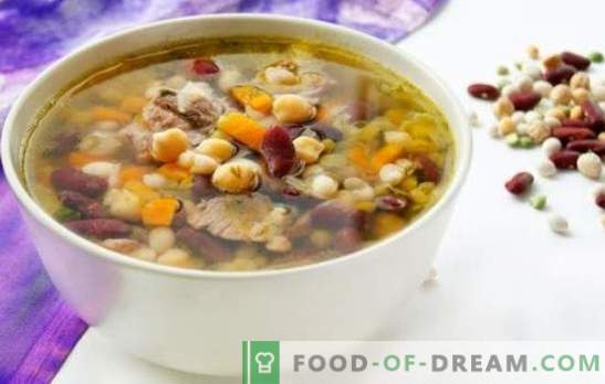 As mais deliciosas sopas de feijão - em vegetais e caldo de carne. Decoração de mesa e comida de crianças favorita - sopa de feijão