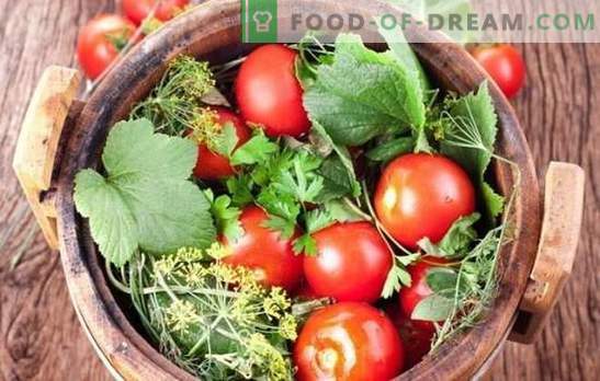 Tomates decapados para o inverno: receitas em branco de tomates inteiros e fatiados. Revele os segredos de tomates salgados bem sucedidos para o inverno