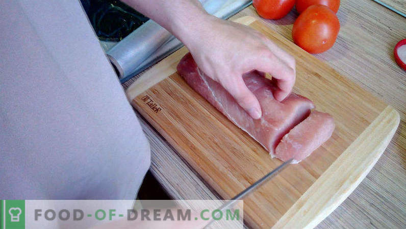 Carne de porco no forno com tomate e queijo, carne de porco escalope no forno