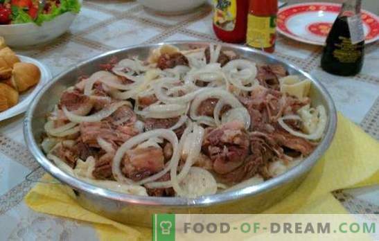 Beshbarmak caseiro - um prato de povos turcos. Beshbarmak em casa com cordeiro, perdiz, peru, carne de porco