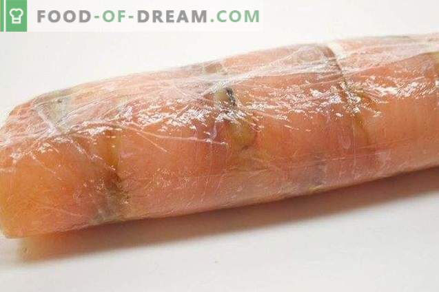 Rolinho de peixe salgado vermelho com queijo