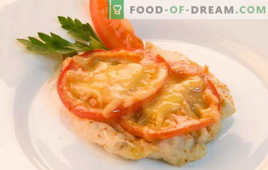 Receitas de filé de frango com tomate e queijo no forno. Cozinhar filé de frango com tomate e queijo no forno - rápido, fácil!
