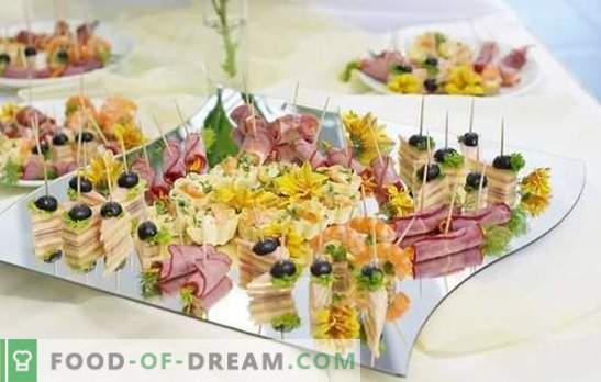 Snacks na mesa do buffet: peixe, carne, queijo, cogumelos, bagas. Opções aperitivos na mesa do buffet e as regras do seu depósito