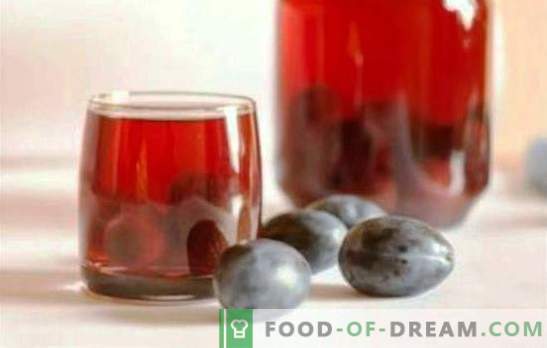 Compota de ameixas e uvas é uma bebida saudável durante todo o ano. Compota perfumada de ameixas e uvas não acontece muito