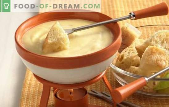 O fondue de queijo é um prato incrível! Cozinhar fondue de queijo aromatizado com vinho, champanhe, ervas, gim e frango