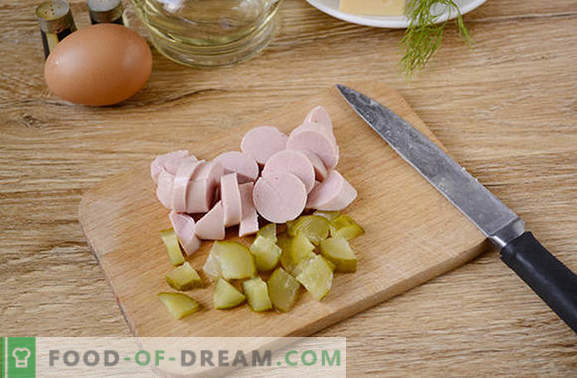 Batatas cozidas com um ovo em uma panela - um prato nutritivo de 