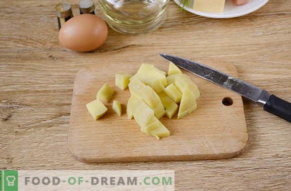 Batatas cozidas com um ovo em uma panela - um prato nutritivo de 