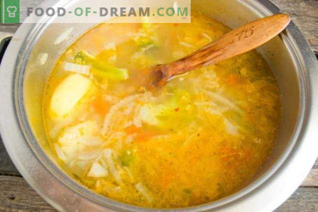 Deliciosa sopa magra com batatas e brócolis
