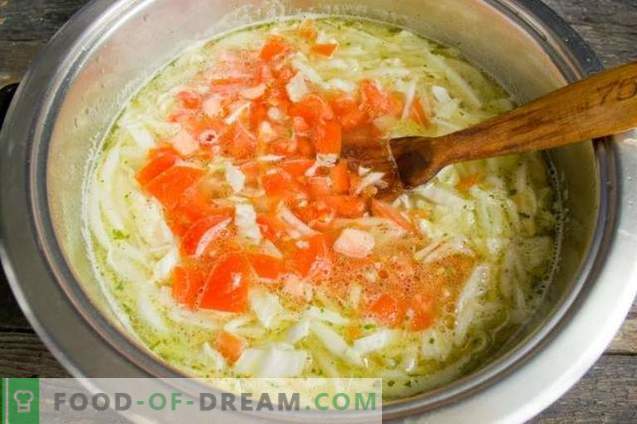 Deliciosa sopa magra com batatas e brócolis