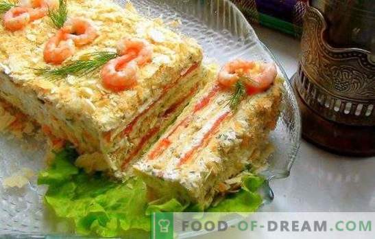 Bolo com bolos enlatados - decoração de mesa! Bolo de bolo suculento com conservas e legumes, queijo, ovos, pauzinhos, caviar
