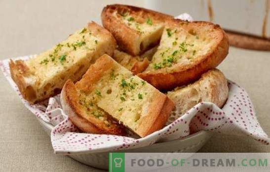 Croutons de pão branco - no café da manhã ou sobremesa. Receitas de torrada de pão branco em espanhol e galês, com queijo, ovos mexidos, bananas