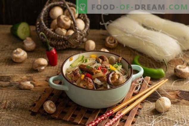 Salada quente com funchoza, carne e cogumelos