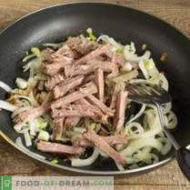 Salada quente com funchoza, carne e cogumelos
